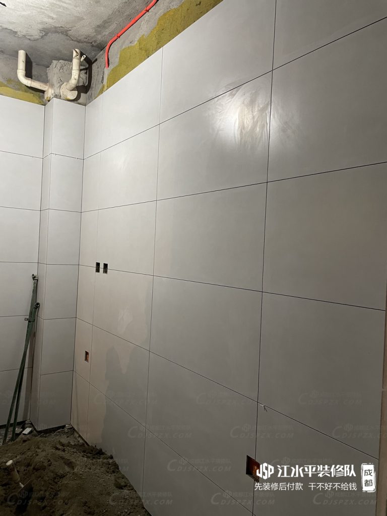 成都装修智慧康城厨房墙砖施工中